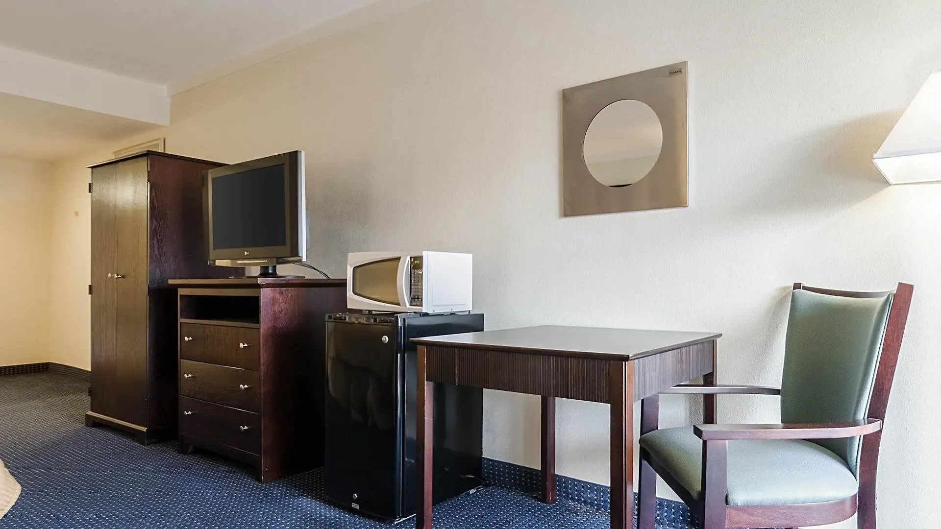 Rodeway Inn & Suites Williamsburg Central 2*,